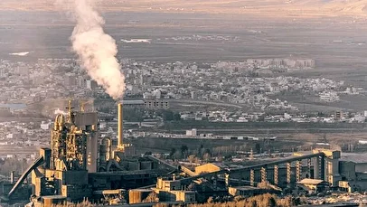 مشاهده مجدد دود غلیظ بر فراز کارخانه سیمان تهران/ ماجرا چیست؟