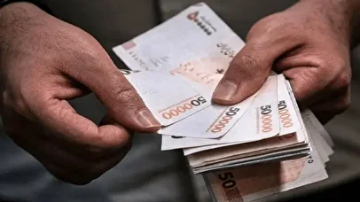 هجوم تراول‌های ایرانی به بازار همسایه‌ها/ اسکناس‌های میلیونی چرا محبوب شدند؟