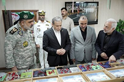دیدار عراقچی با دریادار ایرانی و بازدید از نمایشگاه شهدای ناو دنا