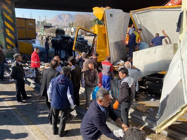 واژگونی هولناک کامیون در اتوبان