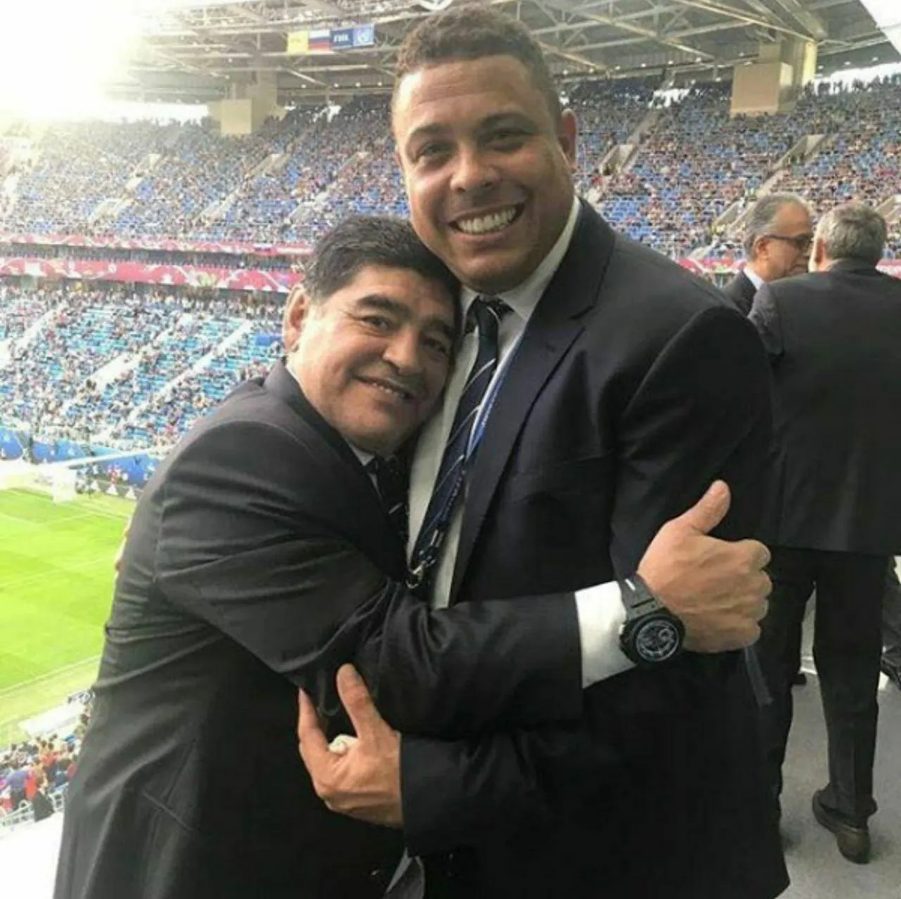 مارادونا و رونالدو در آغوش هم +عکس