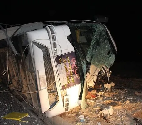 ۲۲ کشته و زخمی در حادثه واژگونی اتوبوس حامل دانش‌آموزان