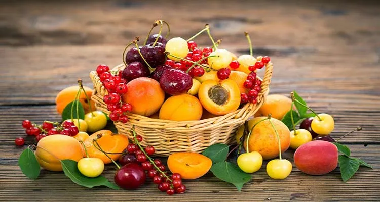 کاهش قیمت در میوه‌های نوبرانه فصل گرم / قیمت موز عرضه و تقاضایی ماند