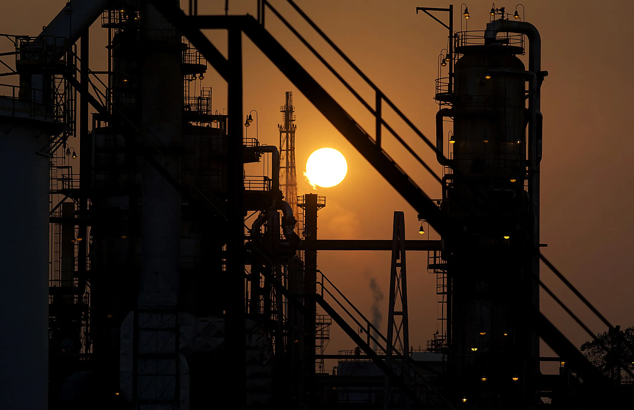 Goldman Sees Possible OPEC Output Freeze as Self-Defeating