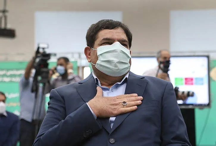 لحظه بوسه مخبر بر دست یکی از زلزله زدگان خوی + فیلم