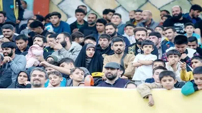 مداحان-بازی-کردند-زن-و-مرد-کنار-هم-روی-سکوها-نشستند
