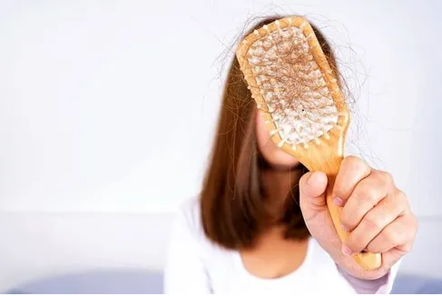 علت ریزش مو در پاییز چیست؟