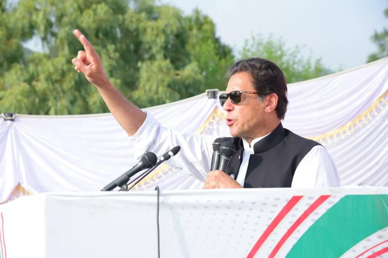 حضور عمران خان در جمع هوادارانش پس از سوء قصد + فیلم
