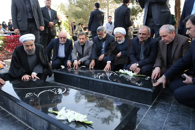 سنگ مزار پدر و مادر رییس جمهور +عکس