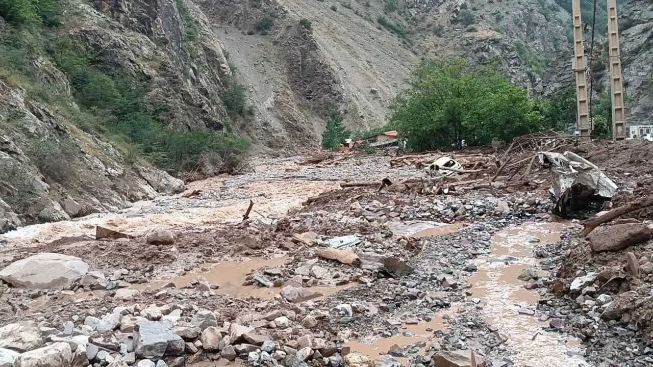 احتمال جاری شدن سیلاب و طغیان رودخانه‌ها