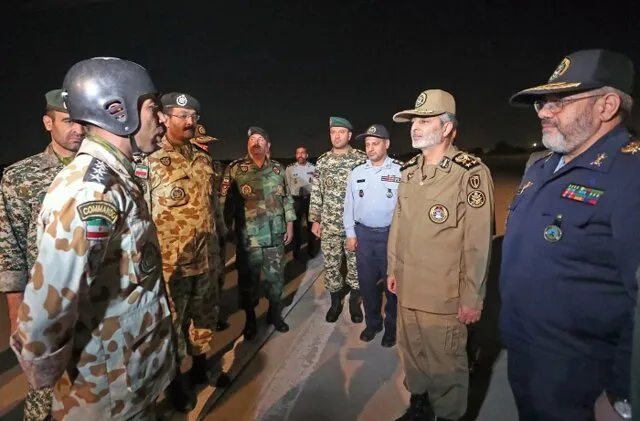 حضور سرزده فرمانده ارتش در جمع چتربازان تیپ55 +عکس