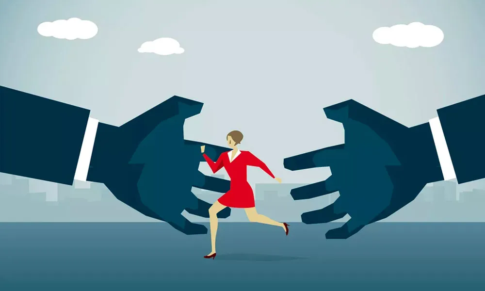 لحظات مملو از وحشت تعقیب دو دختر جوان + فیلم