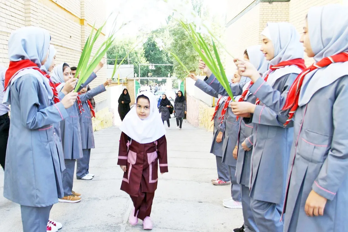 مدرسه رفتن گران شد؛ لباس فرم دو میلیون تومان!