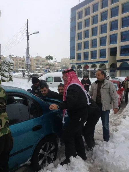 پادشاه اردن در حال هل دادن ماشین+عکس