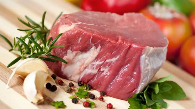 باید برای تنظیم بازار شب عید گوشت وارد کرد