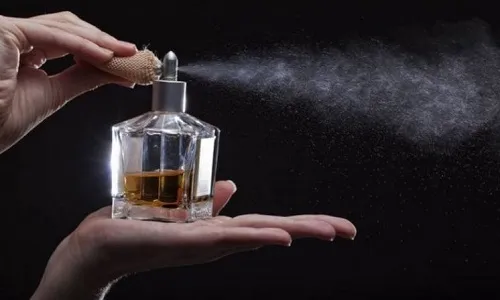 روش های رفع بوی عطر از روی لباس + چند ترفند ساده