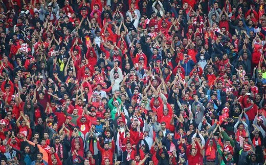 حضور دختر پرسپولیسی در ورزشگاه شهدای فولاد +عکس