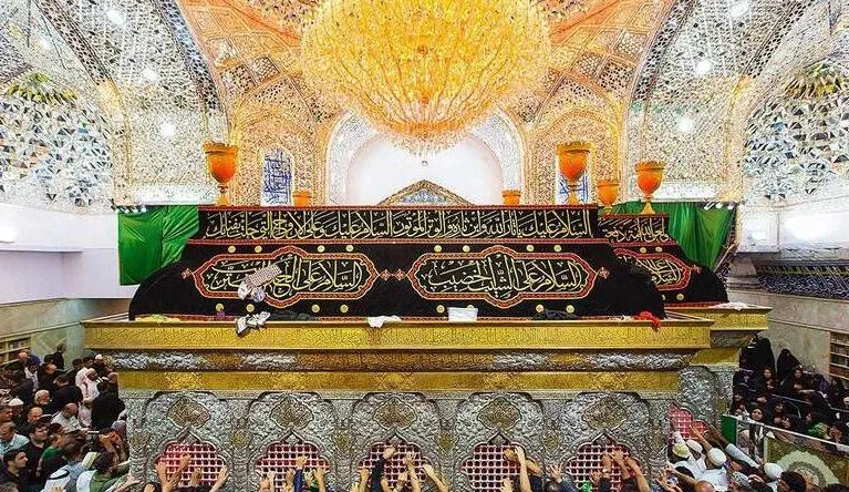 لحظه تعویض پرچم گنبد مطهر حرم امام حسین(ع) و حال و هوای بین‌الحرمین + فیلم