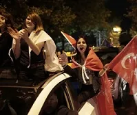 شادی هواداران اردوغان بعد از انتخابات+عکس