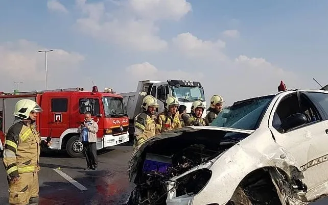 آتش گرفتن پژو ۲۰۶ واژگون شده در آزادراه +عکس