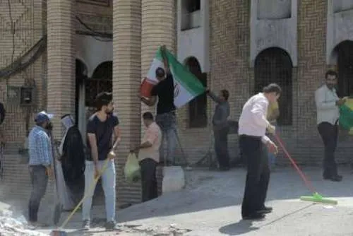 جوانان بصره کنسولگری ایران را آب و جارو کردند +عکس