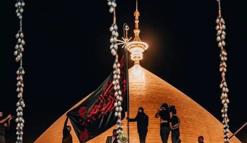 لحظه برافراشتن پرچم عزا در حرم حضرت علی (ع)  + فیلم