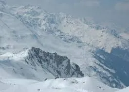 زمین‌گیر شدن خودروها در برف زنجان +فیلم