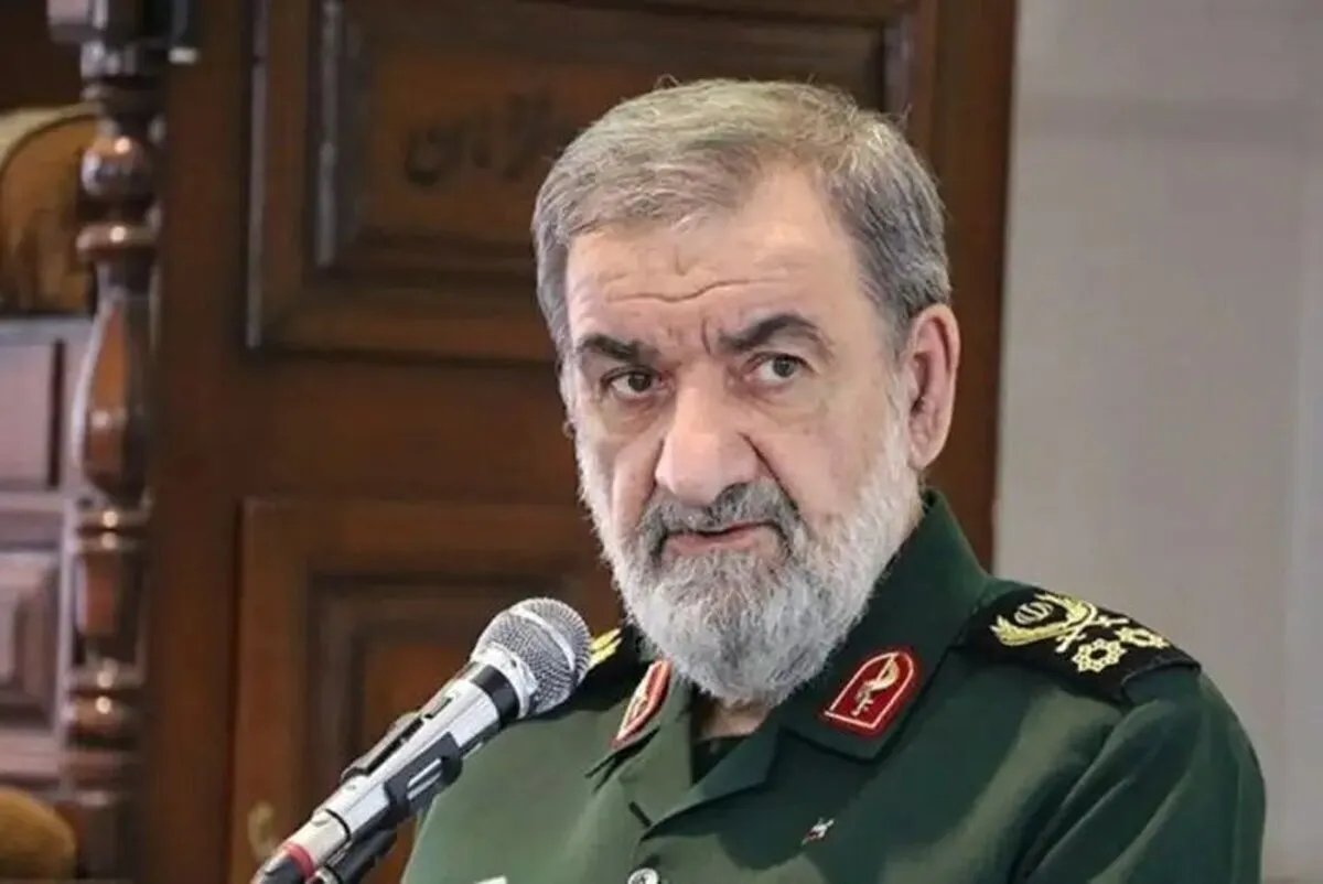 گریه محسن رضایی مقابل صندلی رهبر شهید + عکس