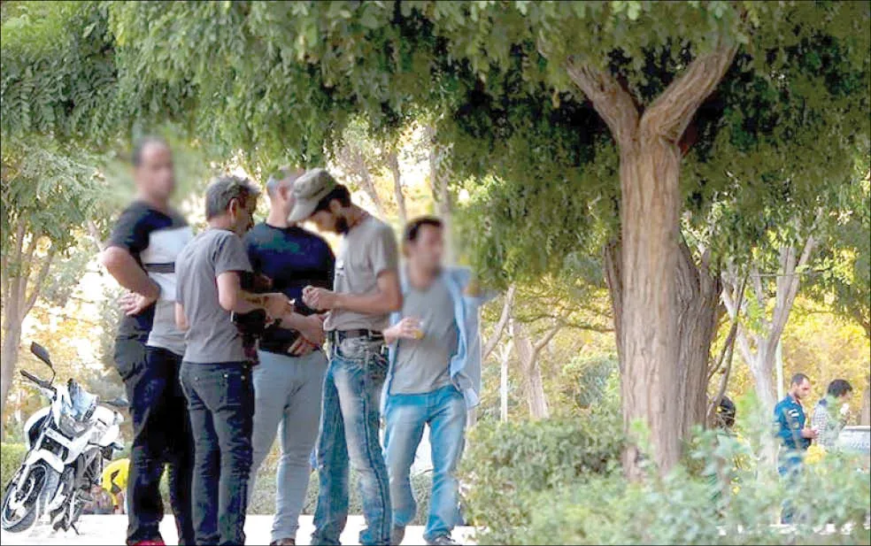 دورهمی معتادان بدون فاصله‌گذاری اجتماعی!