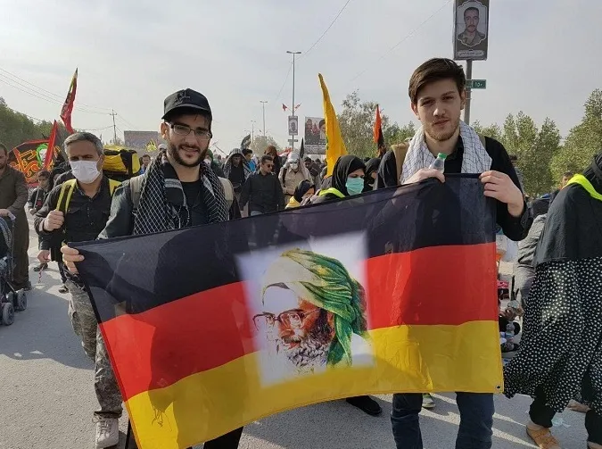 تصویر رهبر انقلاب روی پرچم آلمان +عکس