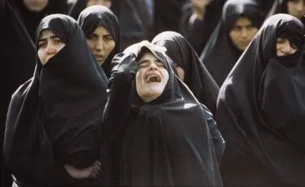 ابراز احساسات دو بانوی حاضر در مراسم سالروز ارتحال امام (ره) + فیلم
