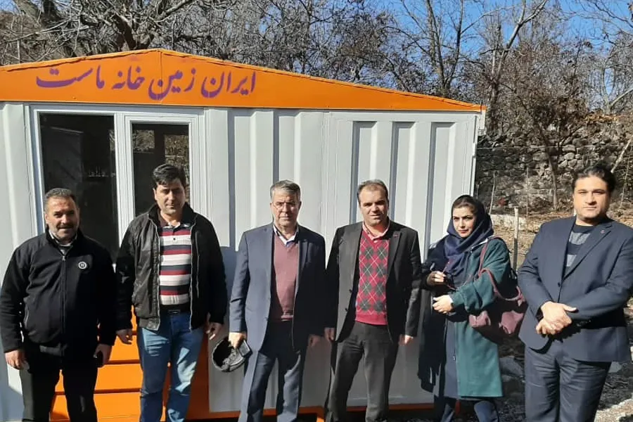 بانک ایران زمین به زلزله زدگان میانه کانکس اهدا کرد