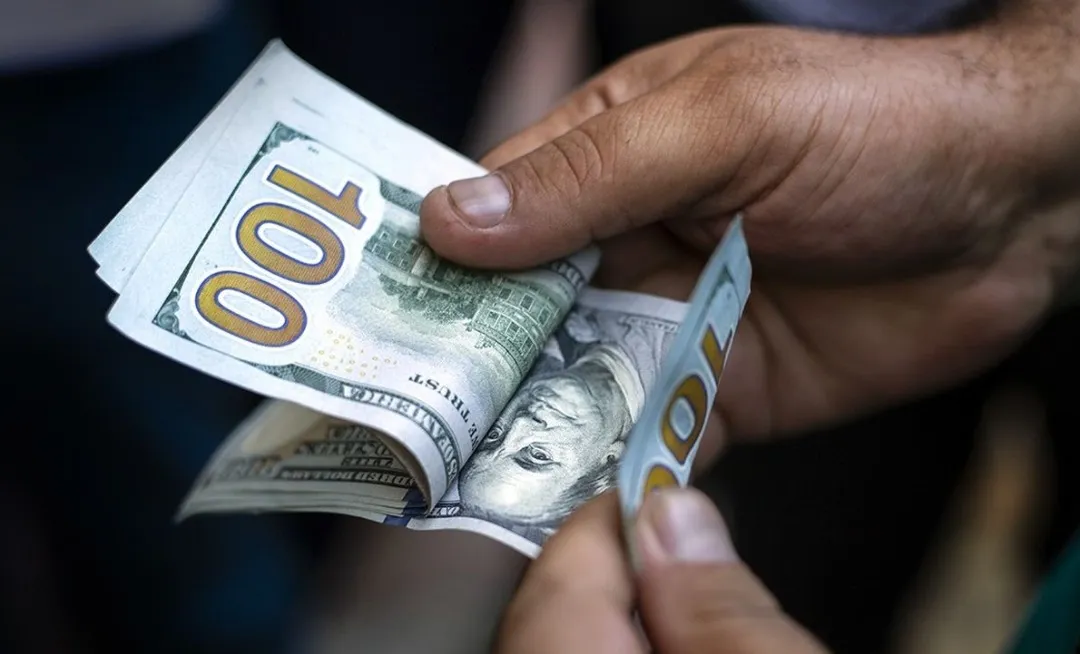 ادامه کاهش قیمت دلار در صرافی های بانکی