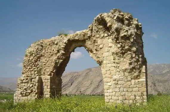 آتشکده ساسانی ۱۶۰۰ ساله پارکینگ خودرو شد! + عکس