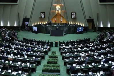 عکسی-از-مشت-های-گره-کرده-نمایندگان-مجلس-پس-از-نطق-قالیباف