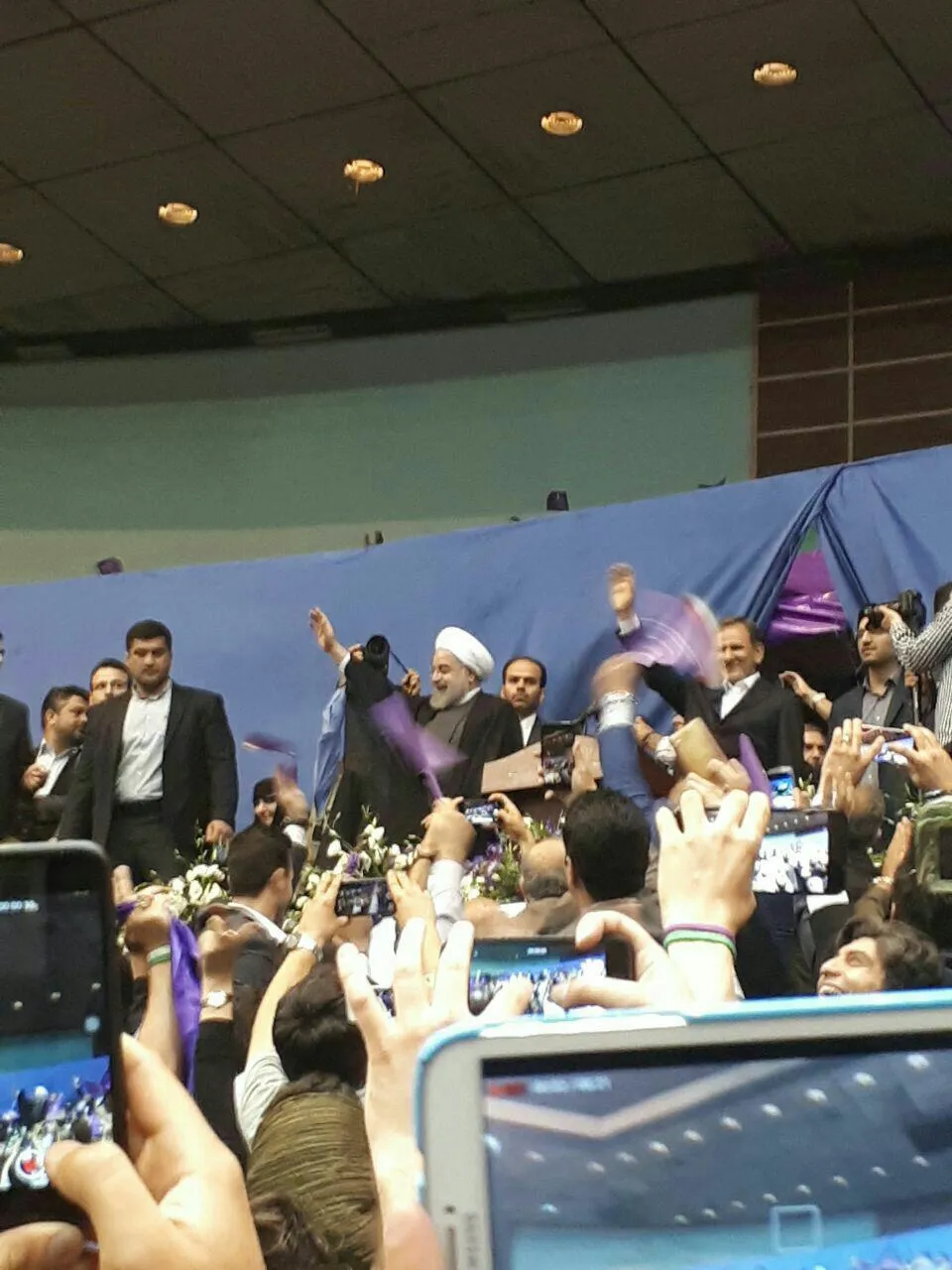 ورود روحانی و جهانگیری به ورزشگاه آزادی +عکس