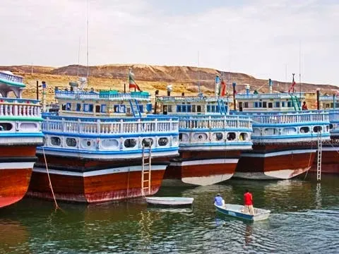 لنج‌ها راهی به دریا نمی‌یابند