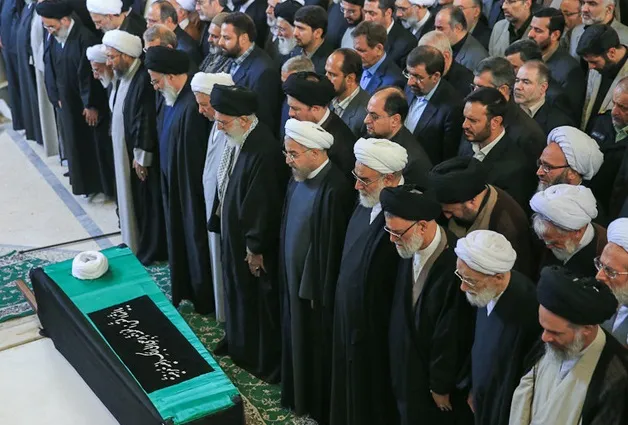 اقامه نماز بر پیکر آیت‌الله مهدوی‌کنی +تصاویر