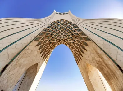 فوری-برج-آزادی-تهران-با-موج-انفجارها-آسیب-دید