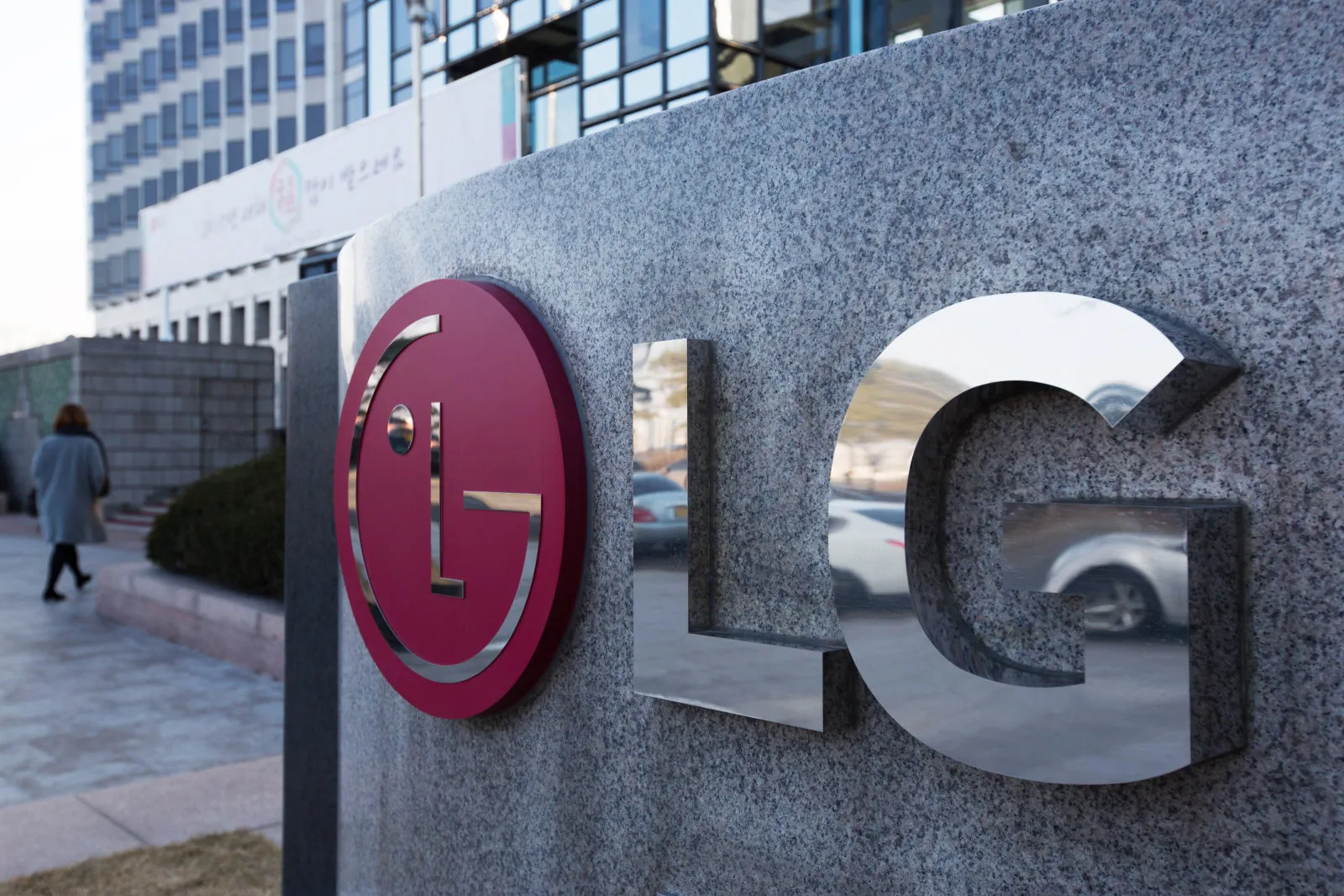 LG Electronics seeks to revive mobile arm with new V20 smartphone