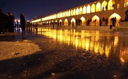 دریچه های سد زاینده رود باز شد