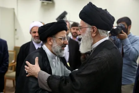 رهبر معظم انقلاب، حجت الاسلام رئیسی را به تولیت آستان قدس رضوی منصوب کردند