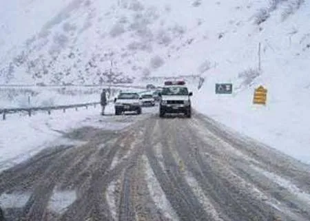 بارش برف محور یزد به شیراز را بست