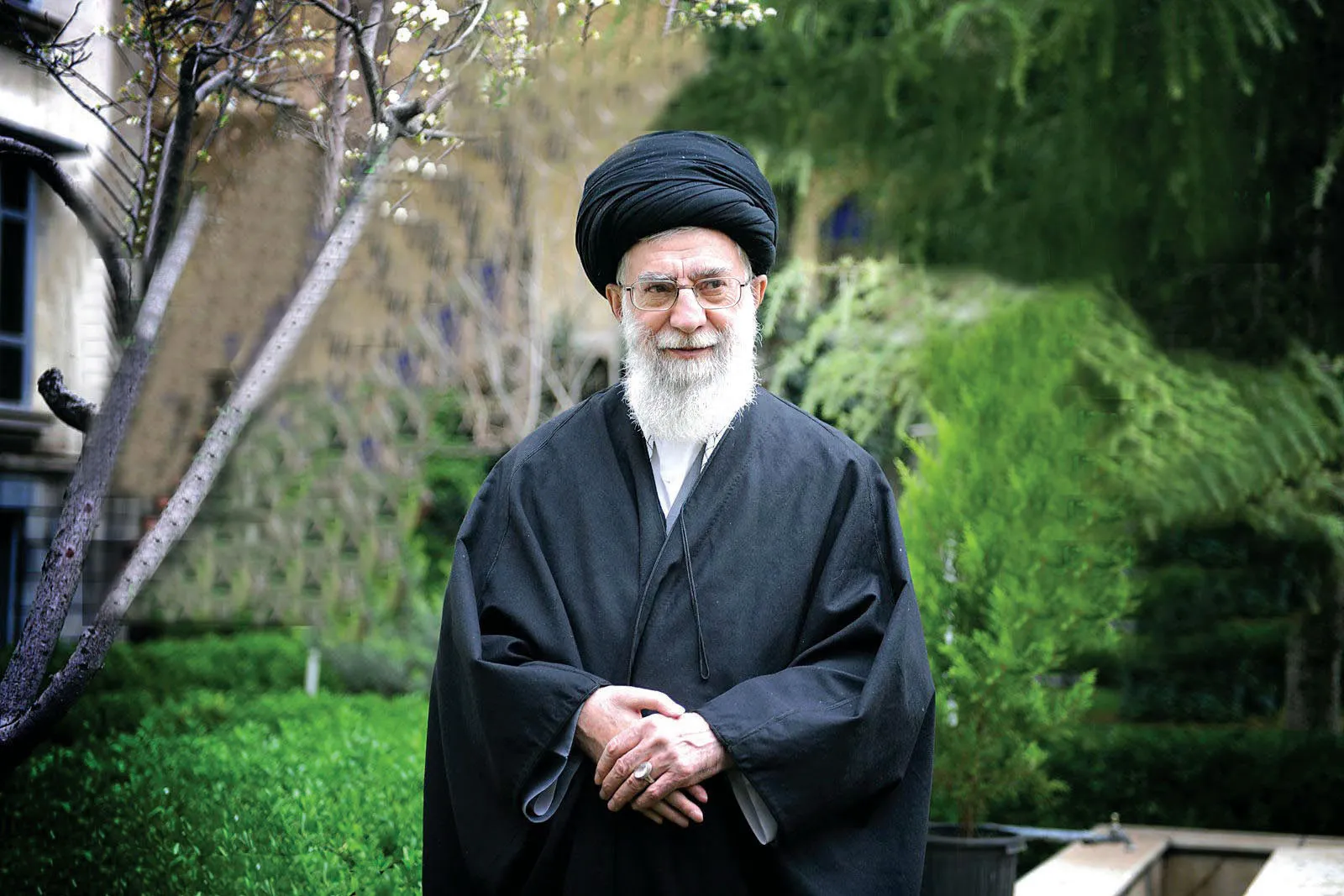 رهبر معظم انقلاب اسلامی دو اصله نهال میوه غرس کردند +فیلم