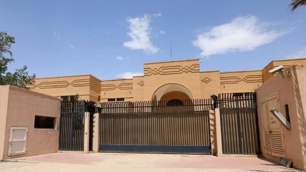 لحظه بازگشایی سفارت ایران در عربستان + فیلم