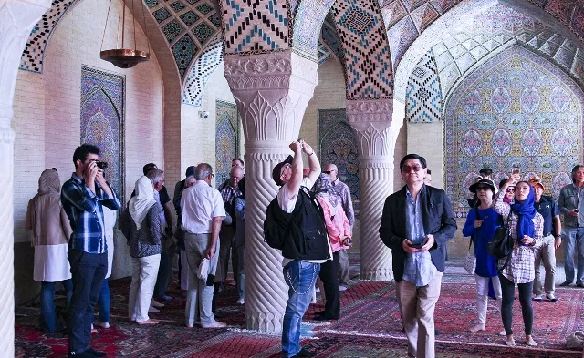 روایت گاردین از سفر تهران تا اصفهان