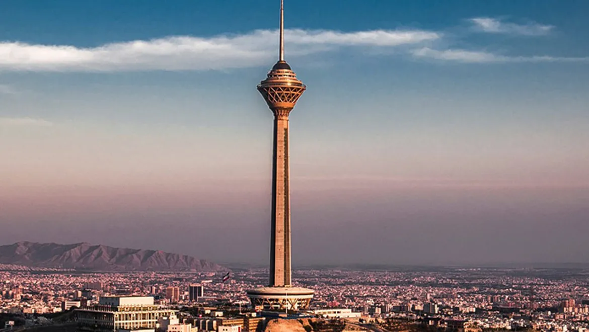 اولین پرواز هواپیمای فوق‌سبک برفراز  شهر‌ تهران با خلبان خانم + فیلم
