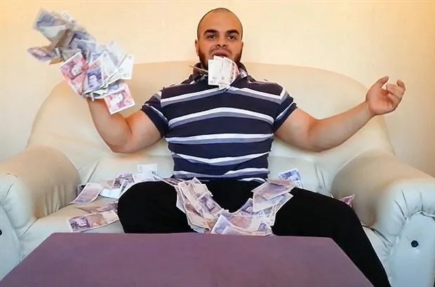 اثبات پولداربودن به‌روش محافظ‌ شخصی+عکس