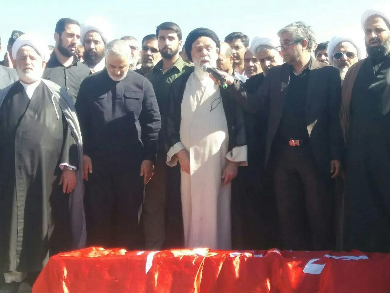نماز سردار سلیمانی بر پیکر پدر +عکس