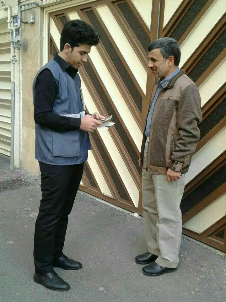 پاسخگویی احمدی‌نژاد به مامور سرشماری +عکس
